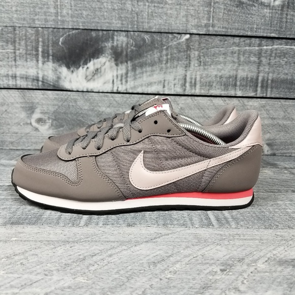 wmns nike genicco